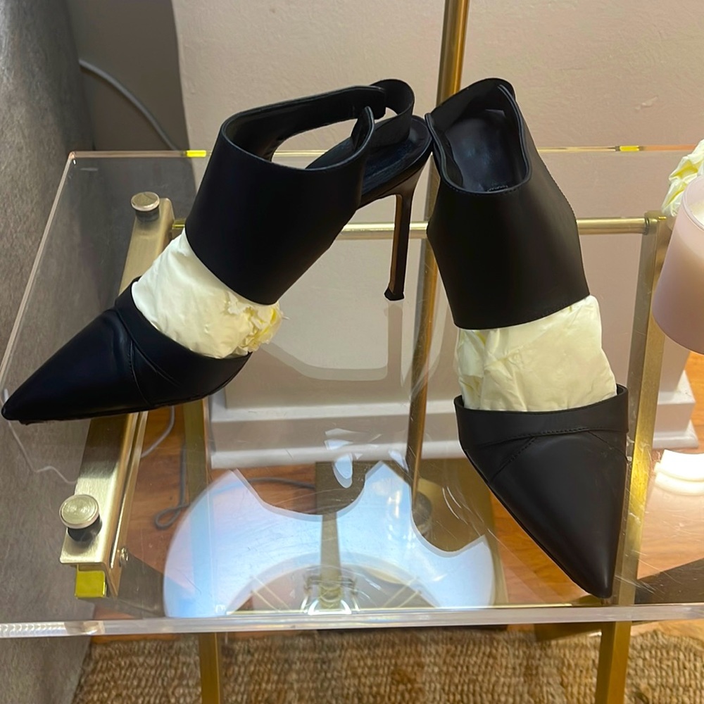 Manolo blahnik Black leather Slingback heels